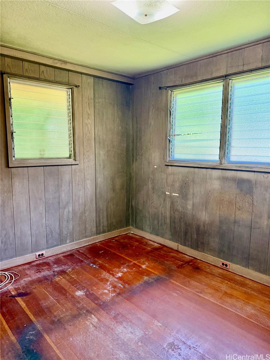 2816 Booth Road Honolulu, HI 96813 - Photo 15 of 17 a bedroom with a bed and a window