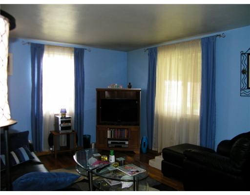 1021 2nd Street McKees Rocks, PA 15136 - Photo 6 of 18 Living Room.