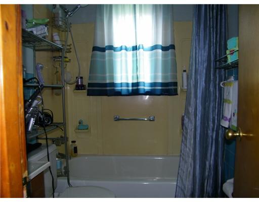 1021 2nd Street McKees Rocks, PA 15136 - Photo 10 of 18 Full Bath.