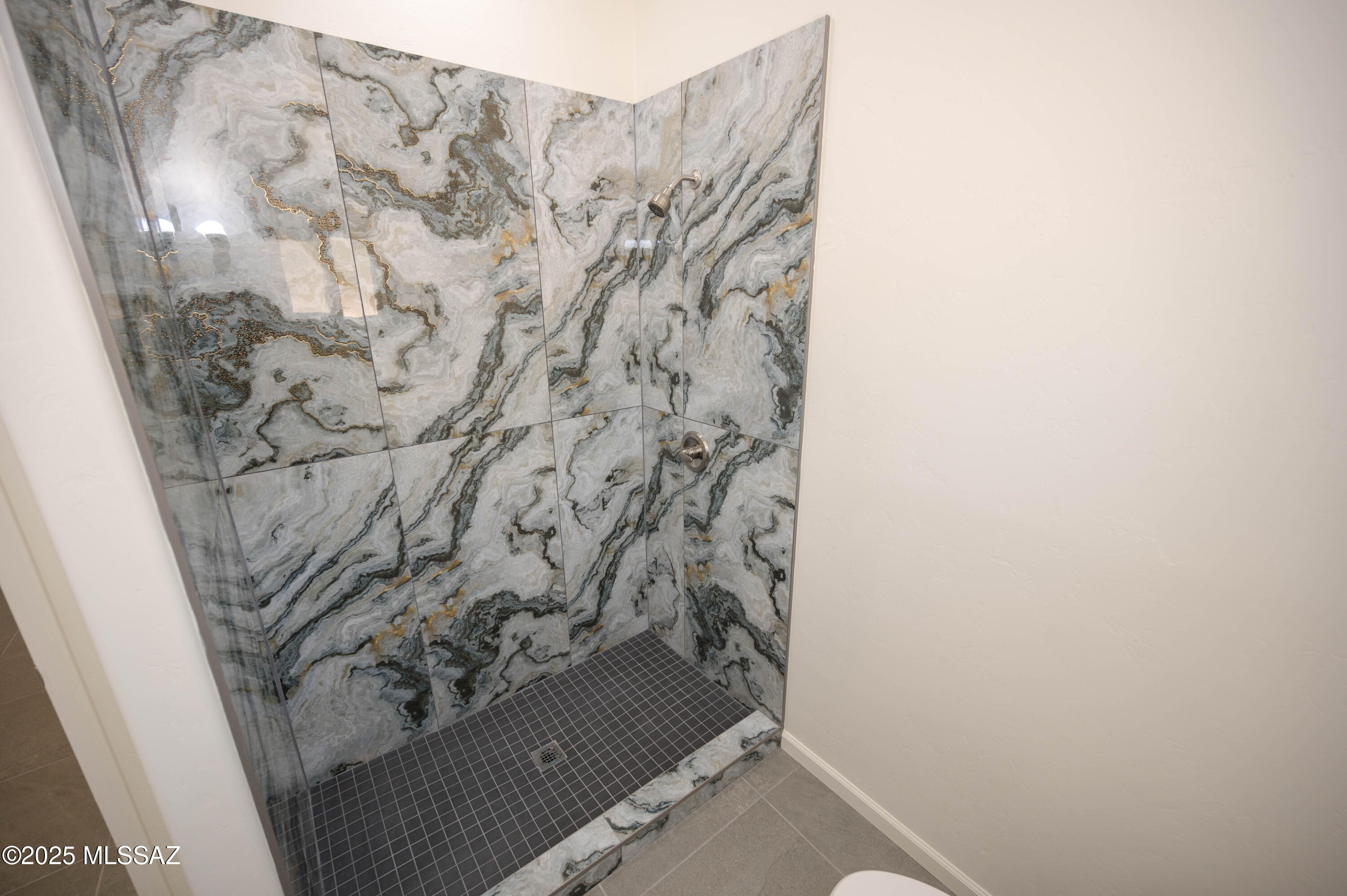 280 Donna Court Rio Rico, AZ 85648 - Photo 43 of 50 a bathroom with a bathtub