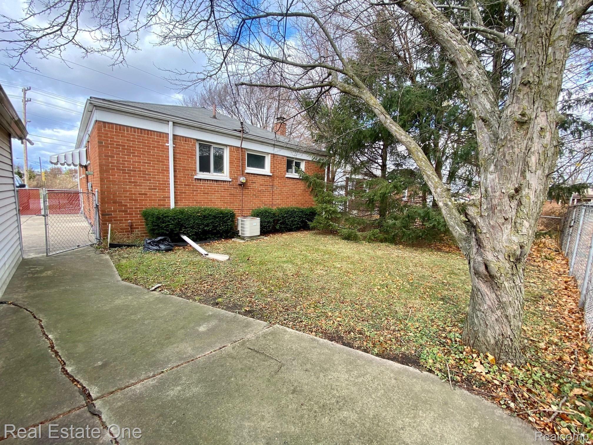 1229 Goddard Road Wyandotte, MI 48192 - Photo 22 of 22 IMG_6067.jpg