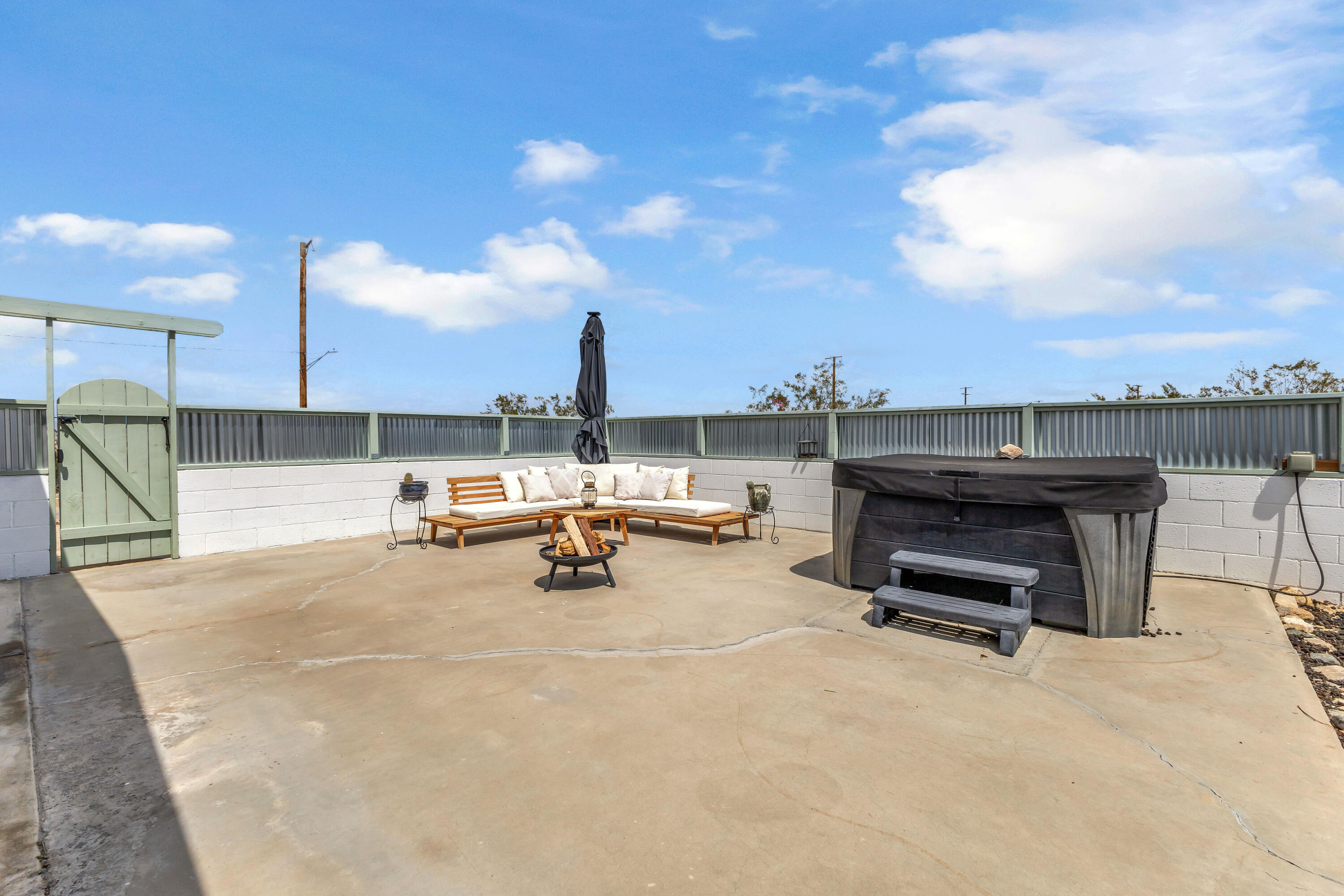 75047 Baseline Road Twentynine Palms, CA 92277 - Photo 29 of 47 a view of outdoor space with seating area