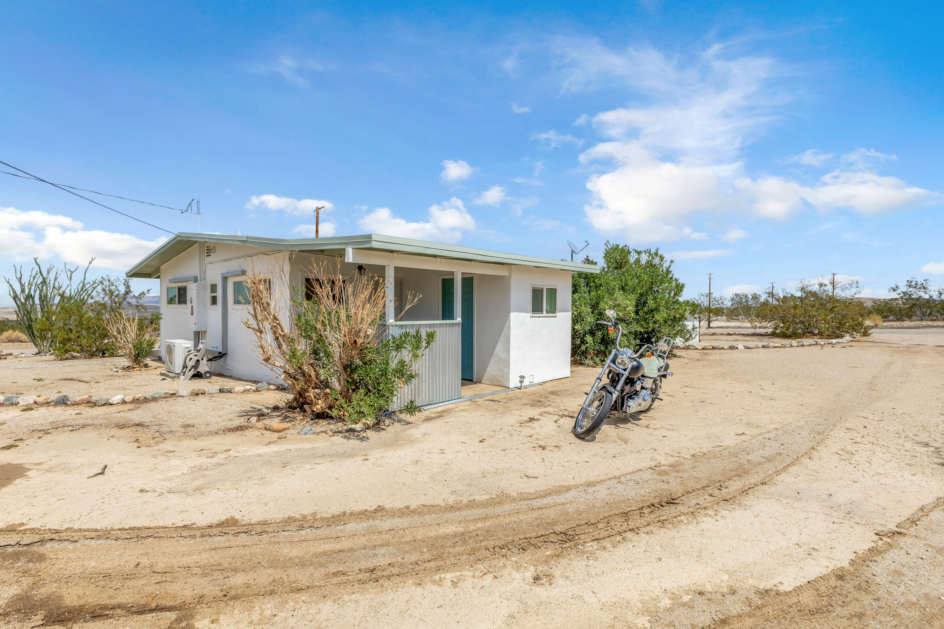75047 Baseline Road Twentynine Palms, CA 92277 - Photo 3 of 47 a view of a house with a patio