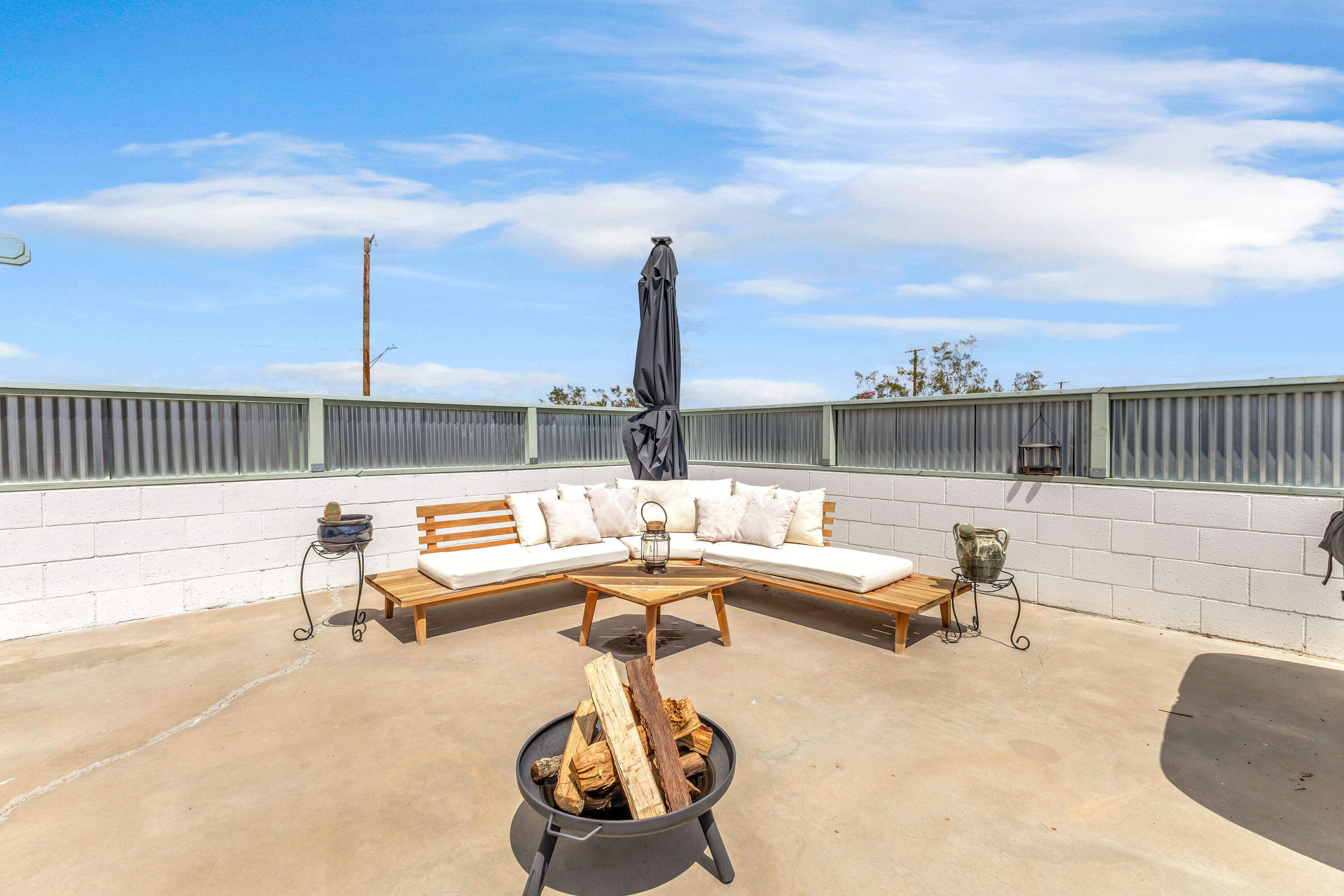 75047 Baseline Road Twentynine Palms, CA 92277 - Photo 31 of 47 a view of a terrace with chairs