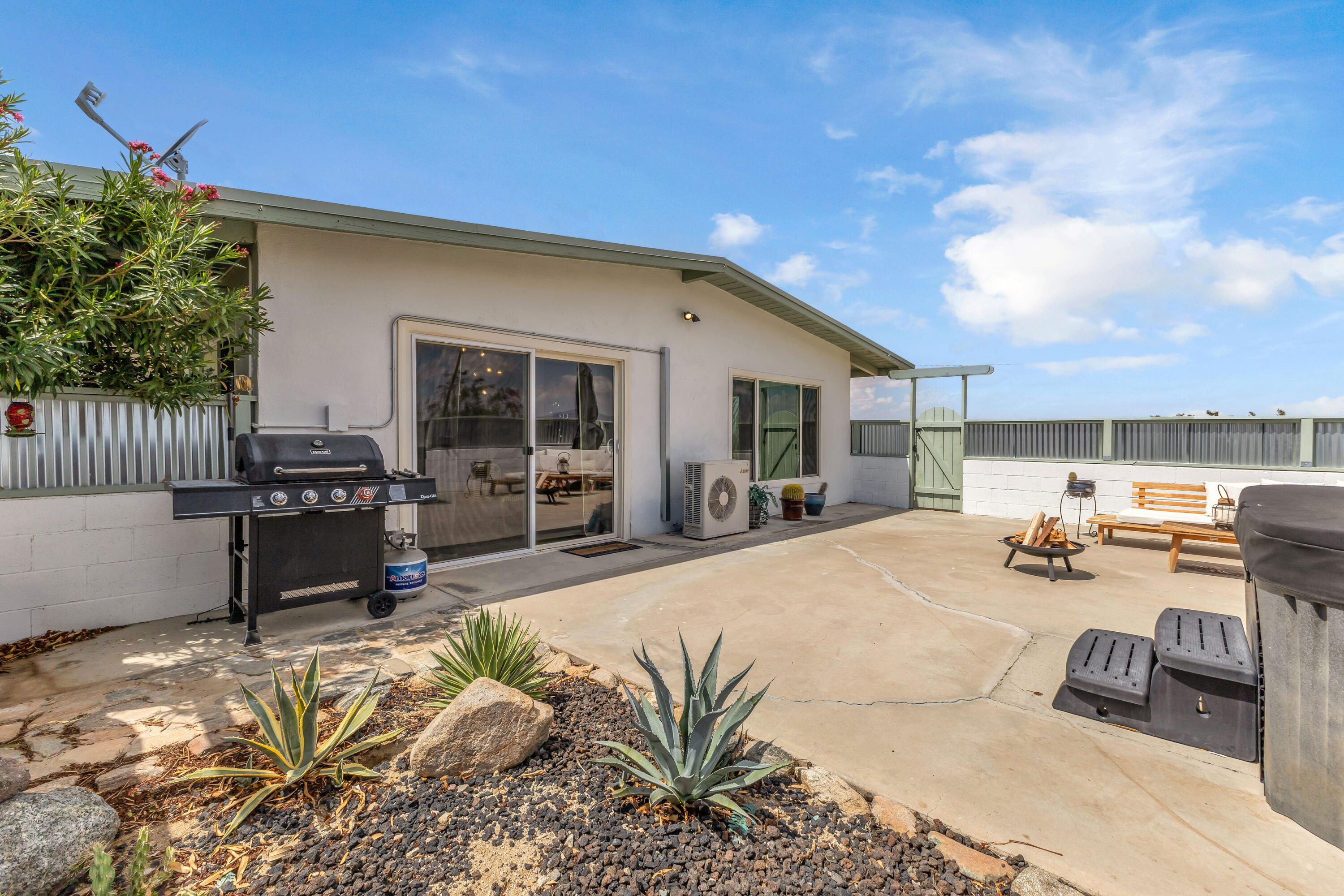 75047 Baseline Road Twentynine Palms, CA 92277 - Photo 33 of 47 a view of a backyard and kitchen