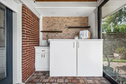 $860,000 | 1706 West Main Street, Houston, TX 77098