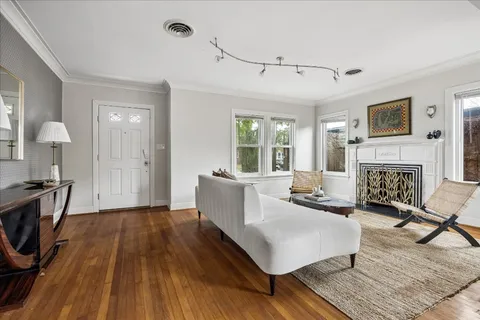 $860,000 | 1706 West Main Street, Houston, TX 77098