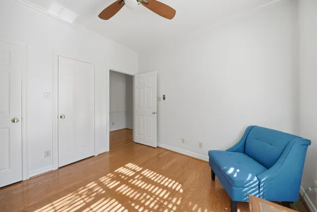 a view of livingroom with furniture