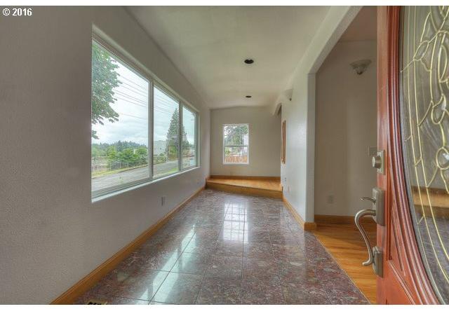 1103 Division Street Camas, WA 98607 - Photo 2 of 18 Entrance/Foyer