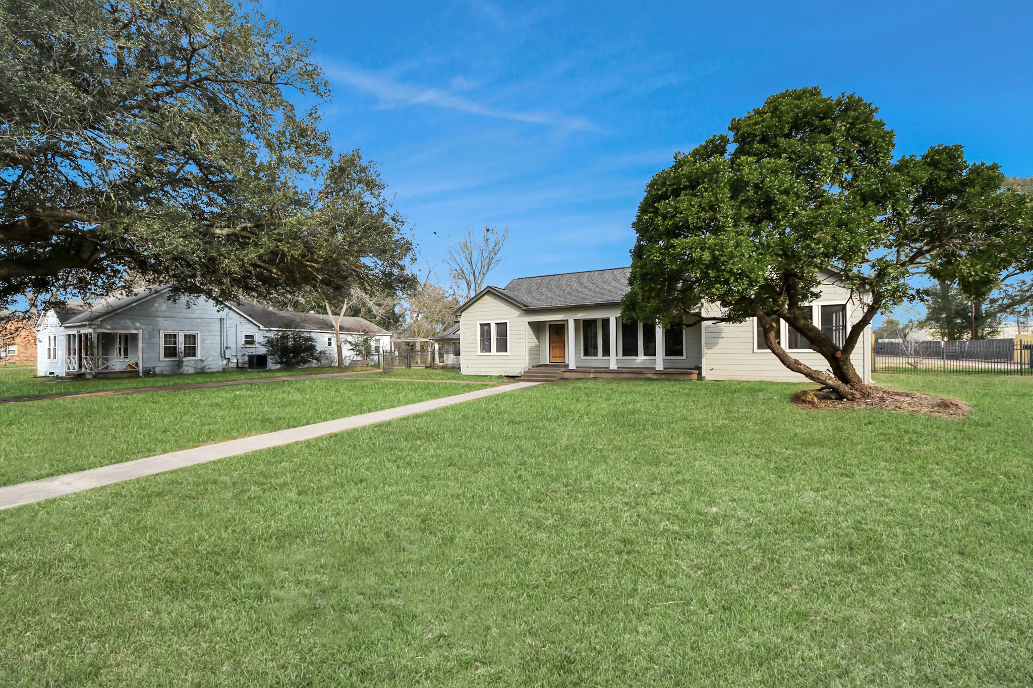 1507 Brooks Avenue Rosenberg, TX 77471 - Photo 3 of 35 a front view of house with yard and green space