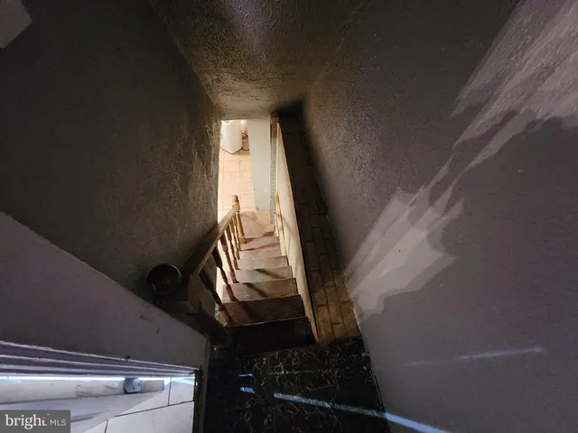 a view of a livingroom with furniture and a ceiling fan
