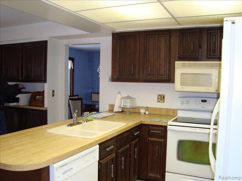 2871 Sandhurst Rochester, MI 48307 - Photo 9 of 14 Kitchen into Breakfast Area
