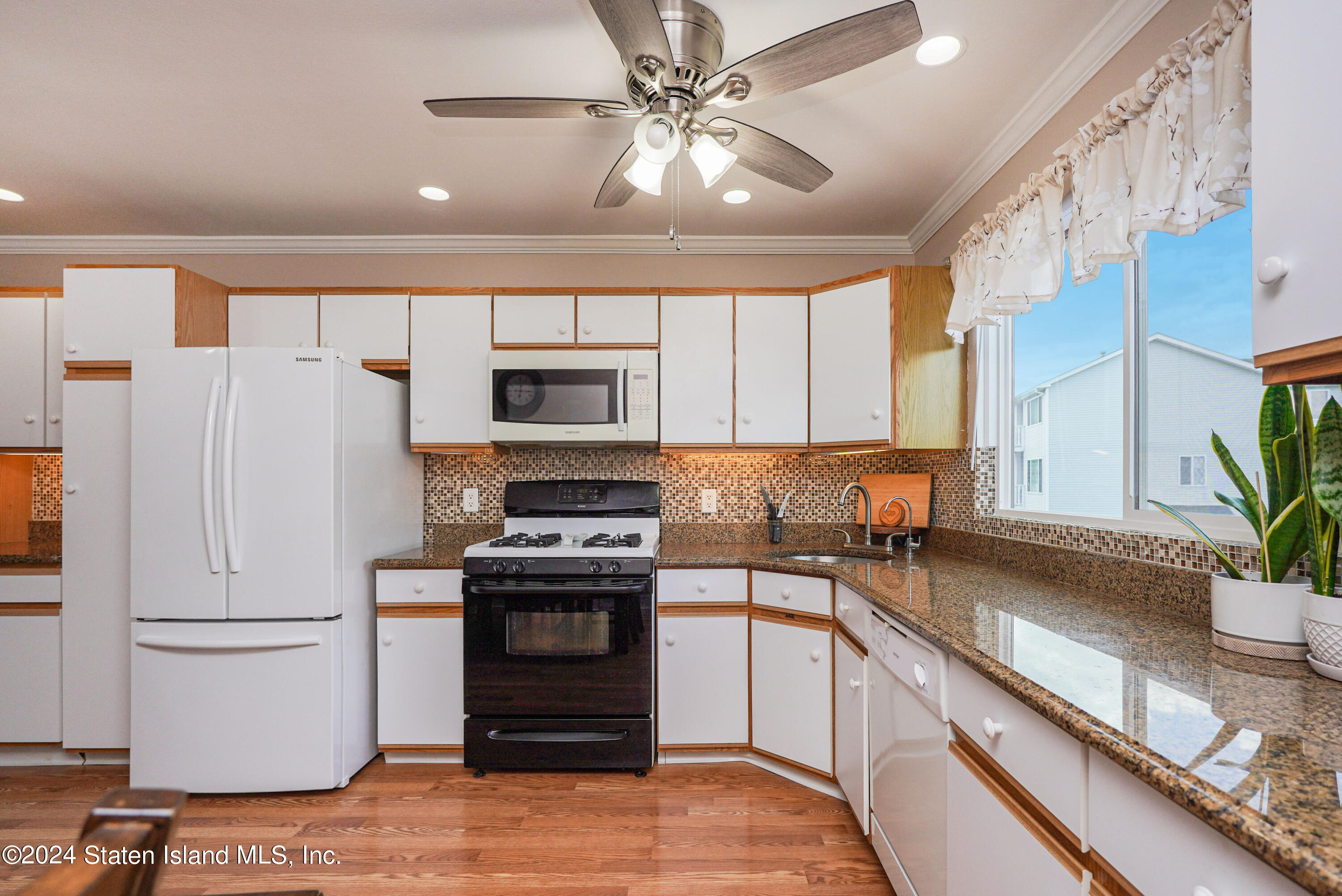 49 Simmons Loop Staten Island, NY 10314 - Photo 13 of 26 Photo May 31 2024, 5 41 33 AM