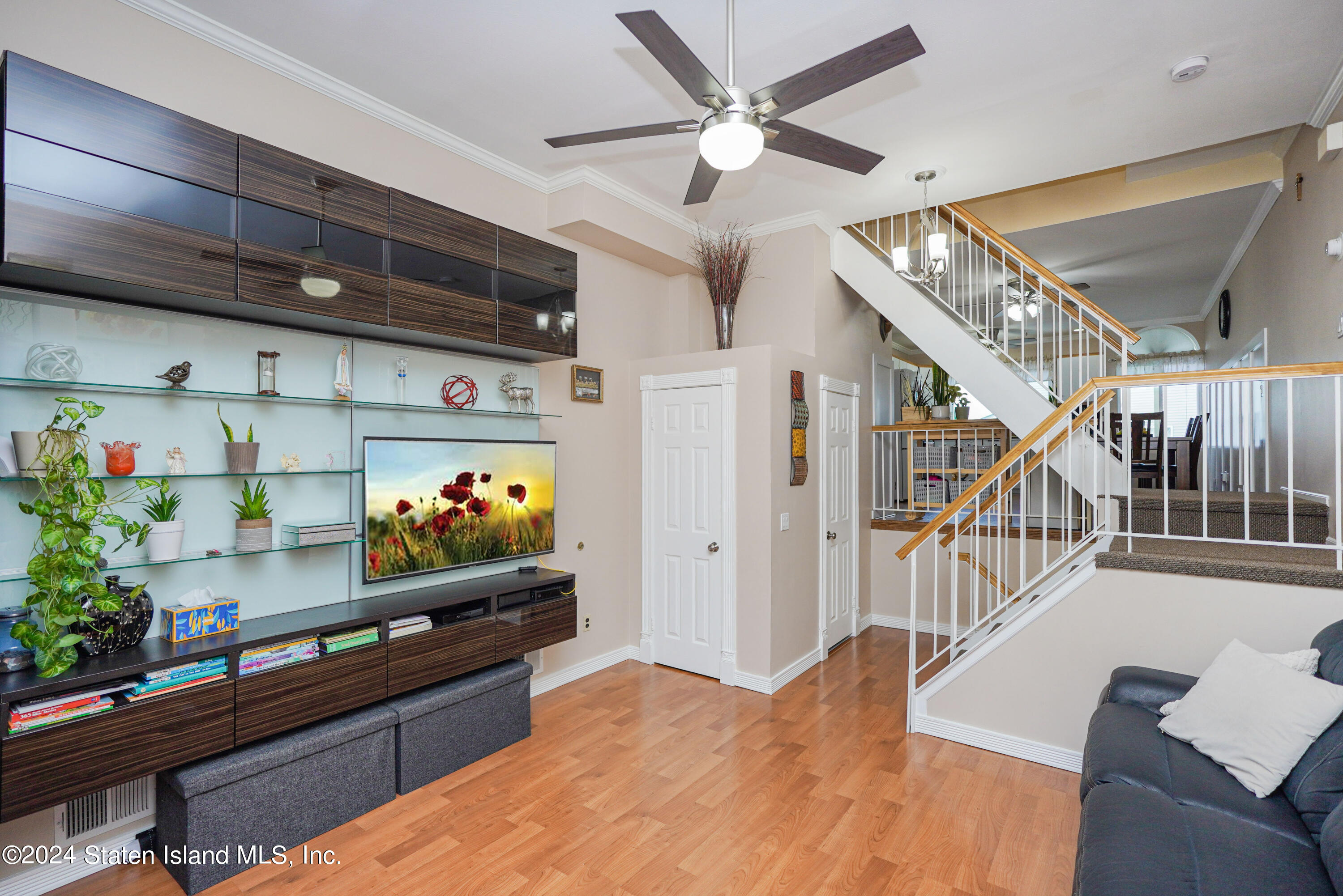 49 Simmons Loop Staten Island, NY 10314 - Photo 6 of 26 Photo May 31 2024, 5 40 00 AM