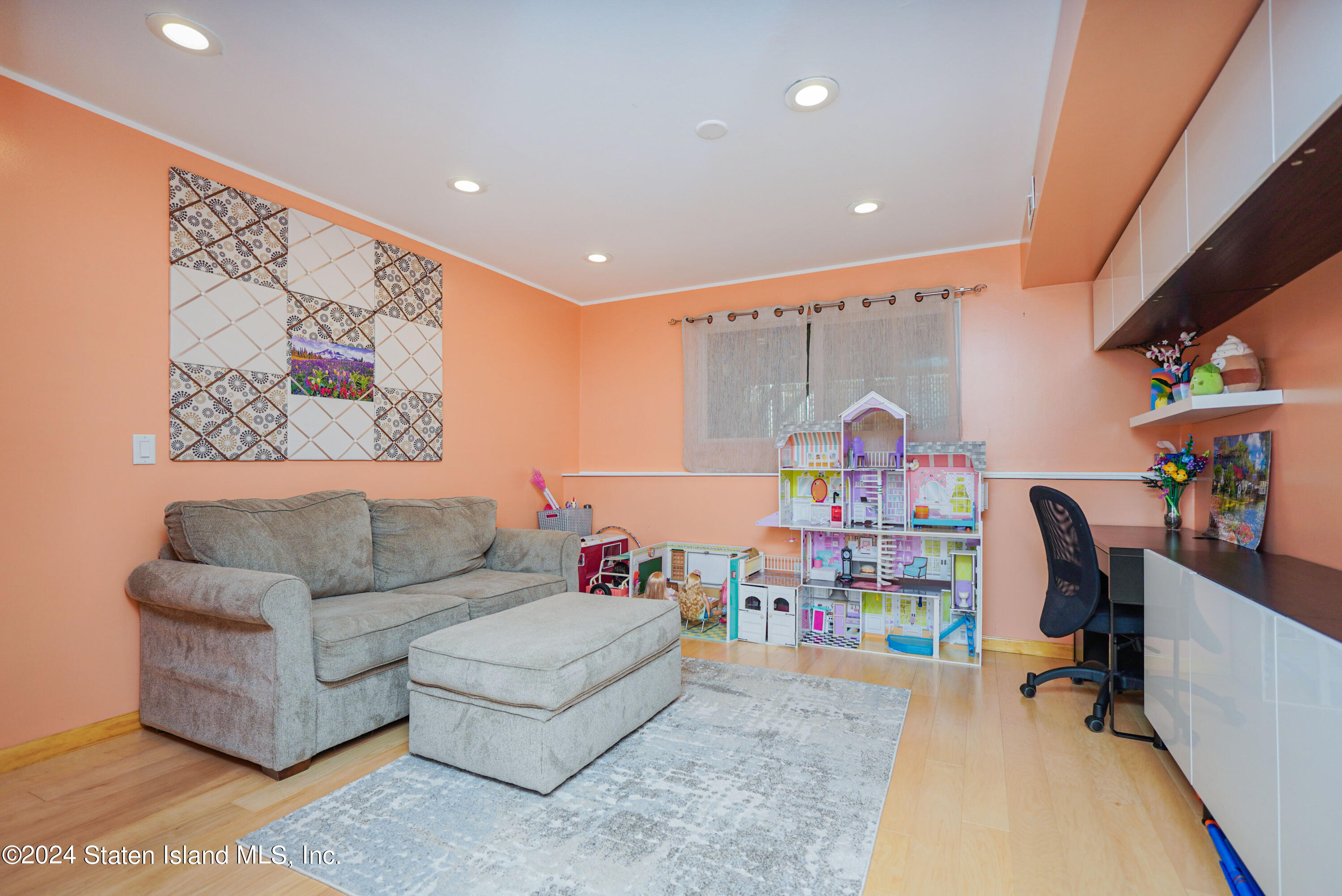 49 Simmons Loop Staten Island, NY 10314 - Photo 7 of 26 Photo May 31 2024, 5 31 52 AM