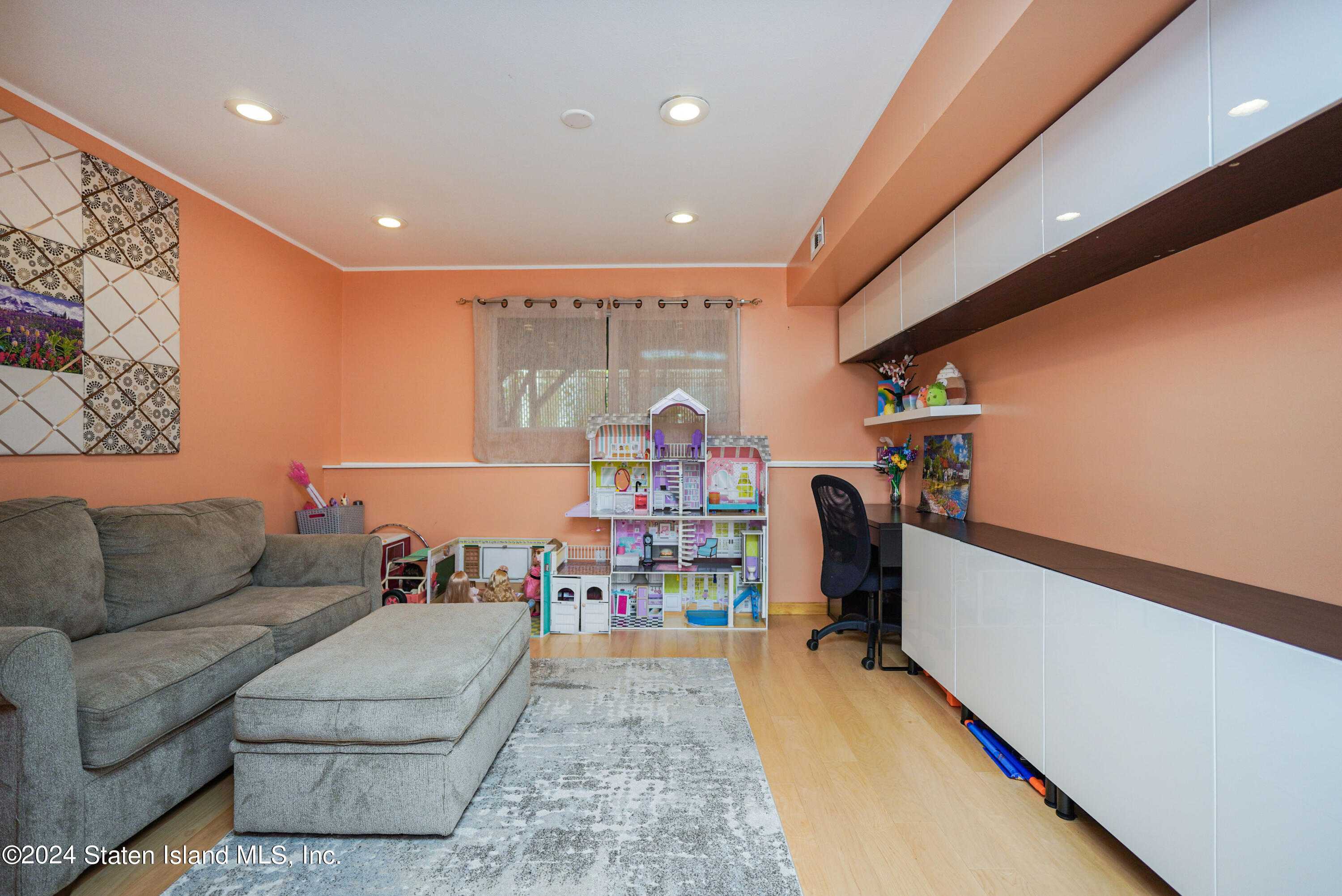 49 Simmons Loop Staten Island, NY 10314 - Photo 8 of 26 Photo May 31 2024, 5 32 02 AM