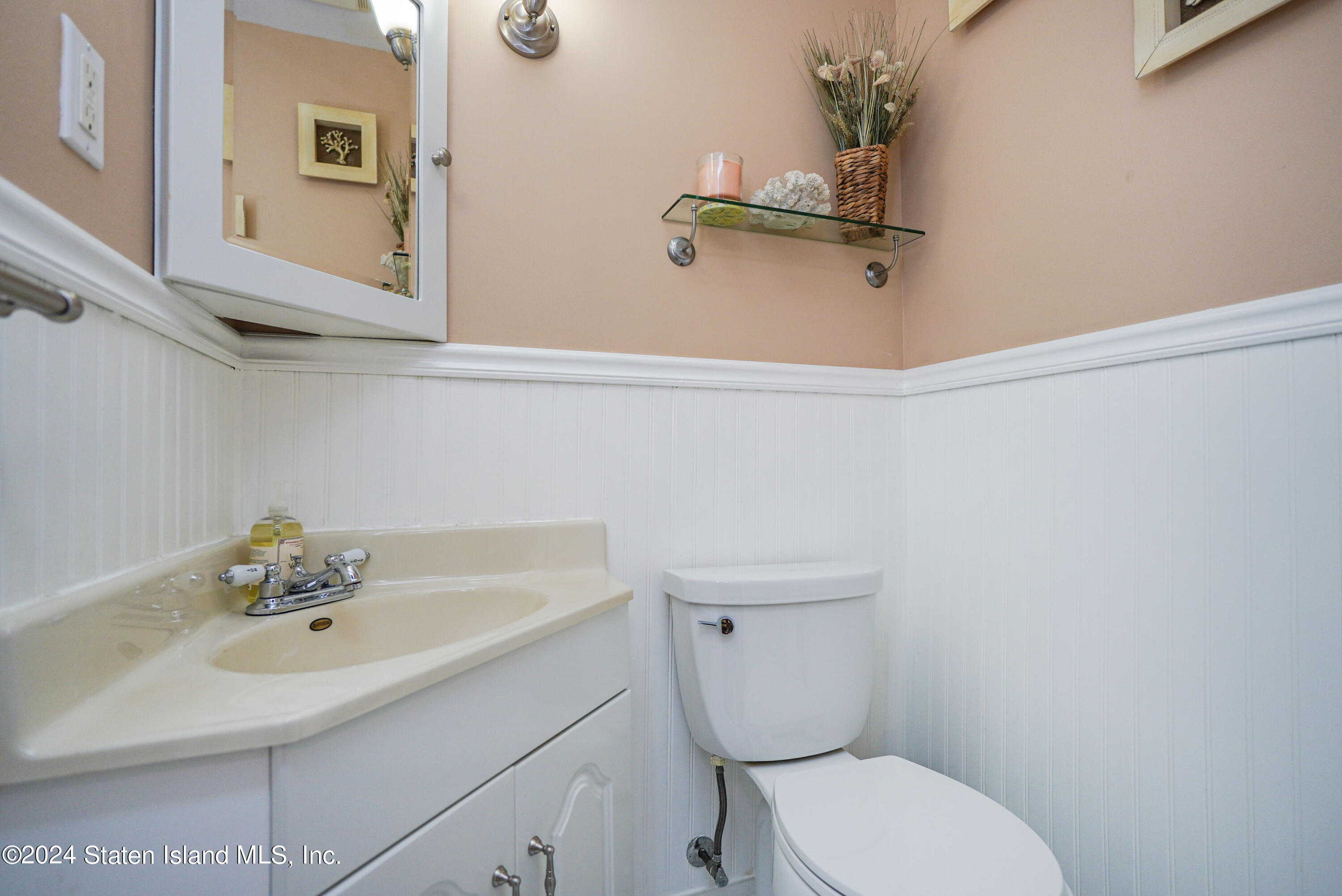 49 Simmons Loop Staten Island, NY 10314 - Photo 9 of 26 Photo May 31 2024, 5 32 28 AM