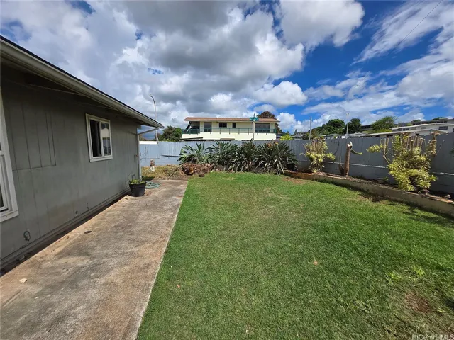a view of a backyard with pathway