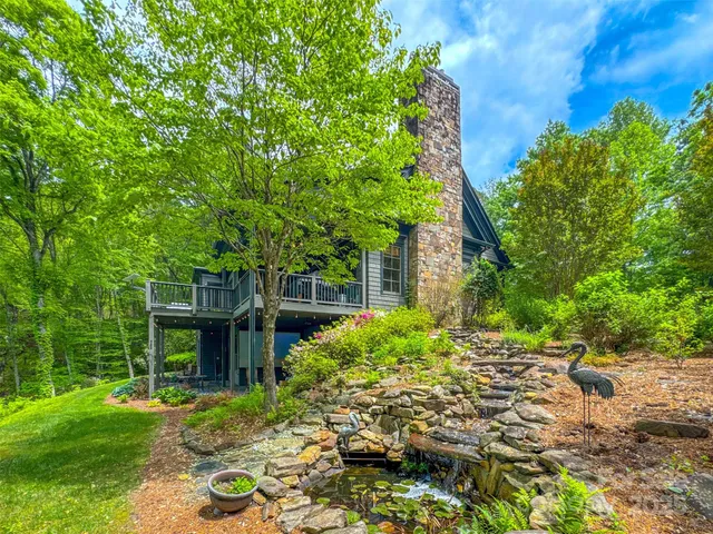 a view of yard with pathway