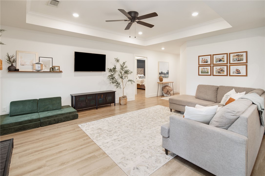4700 Kensington Road Bryan, TX 77802 - Photo 7 of 31 Living area featuring ceiling fan and recessed lighting