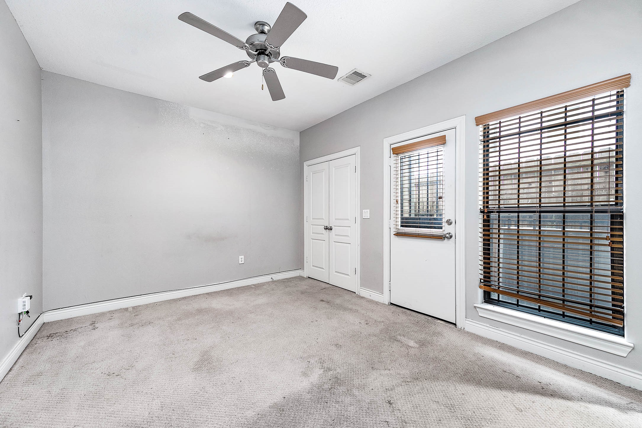 2503 Dallas Street Houston, TX 77003 - Photo 7 of 30 a view of an empty room with a window