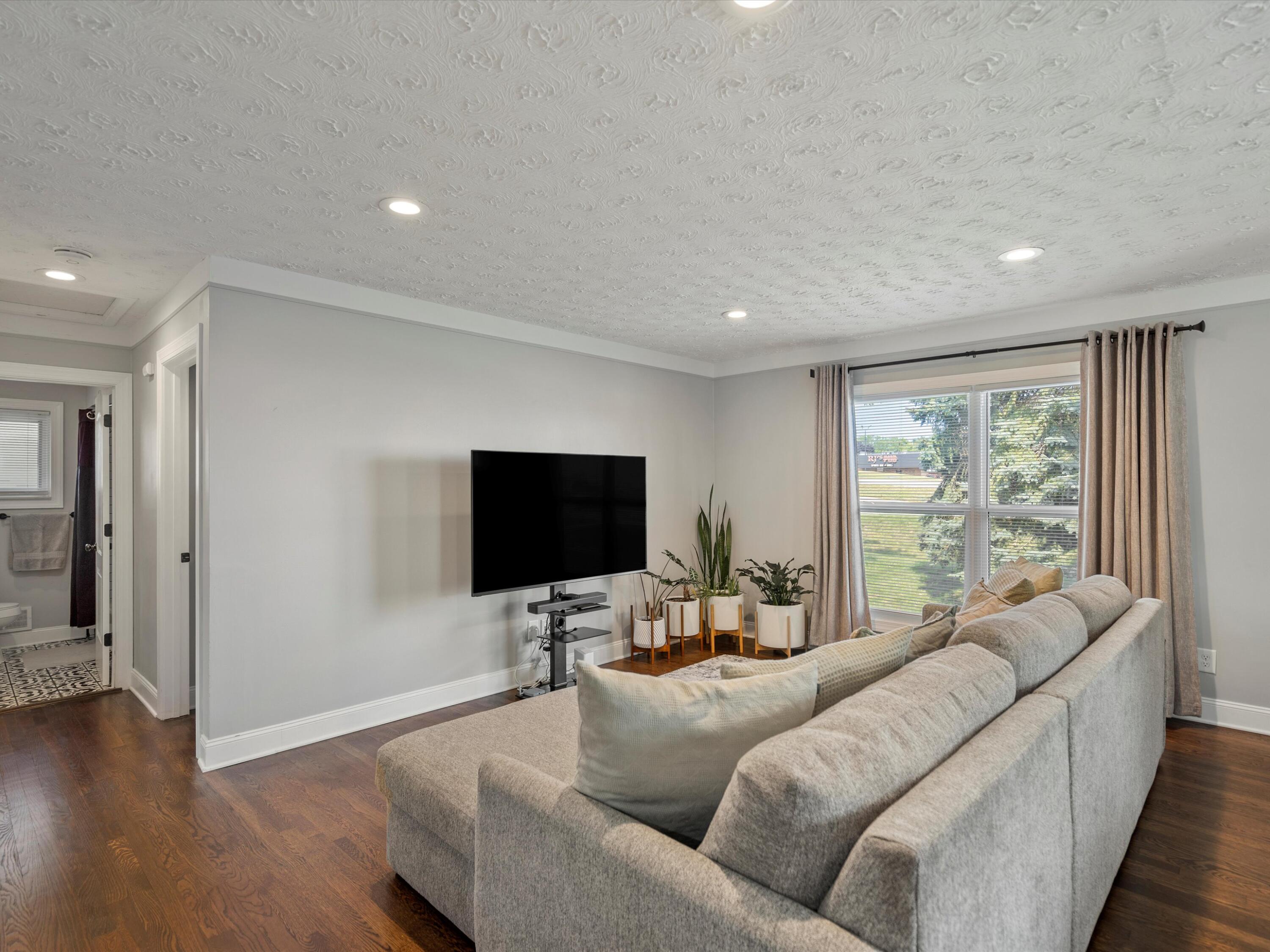 207 West Tienken Road Rochester Hills, MI 48306 - Photo 12 of 23 Living Room