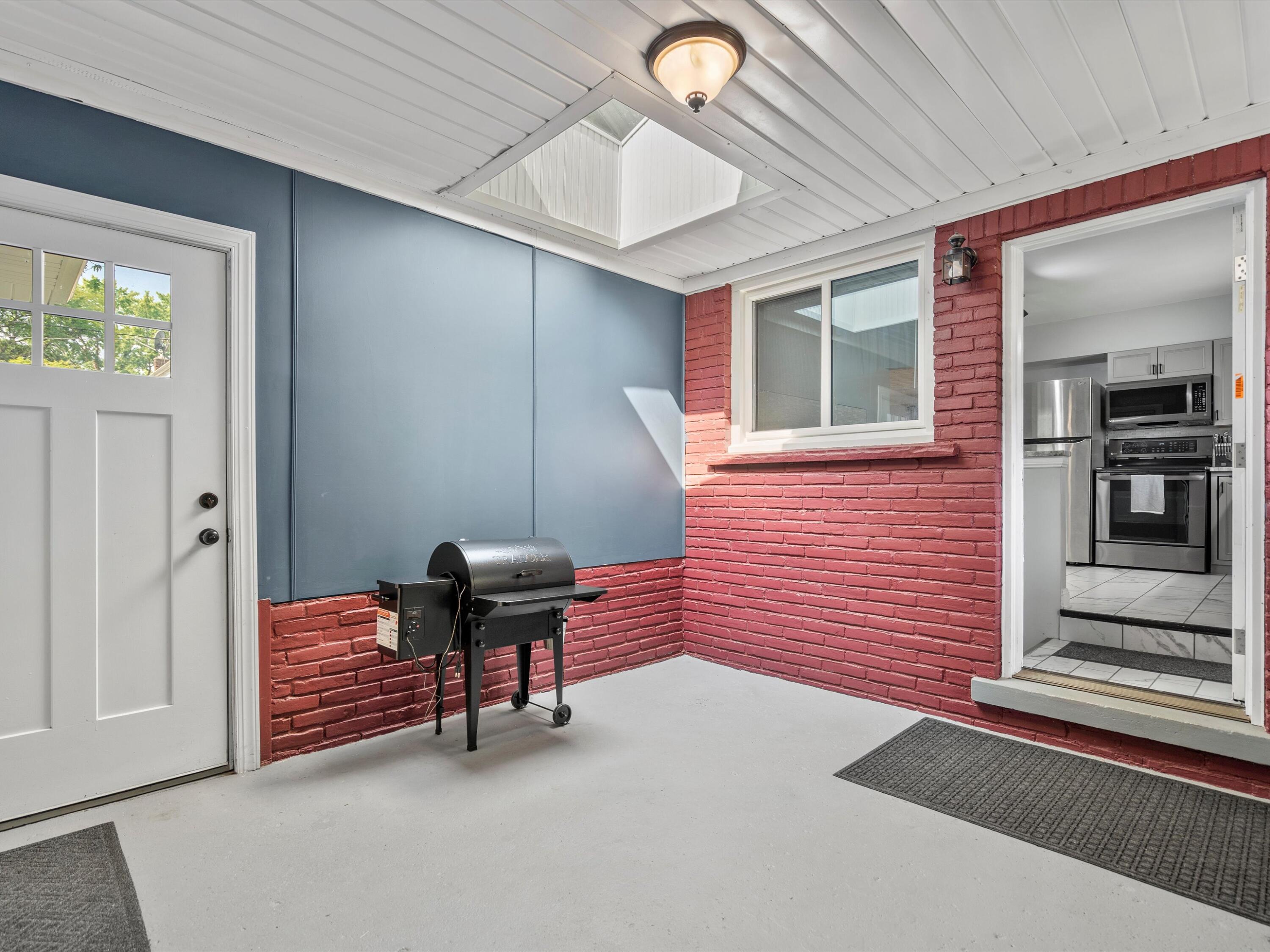 207 West Tienken Road Rochester Hills, MI 48306 - Photo 17 of 23 Enclosed breezeway