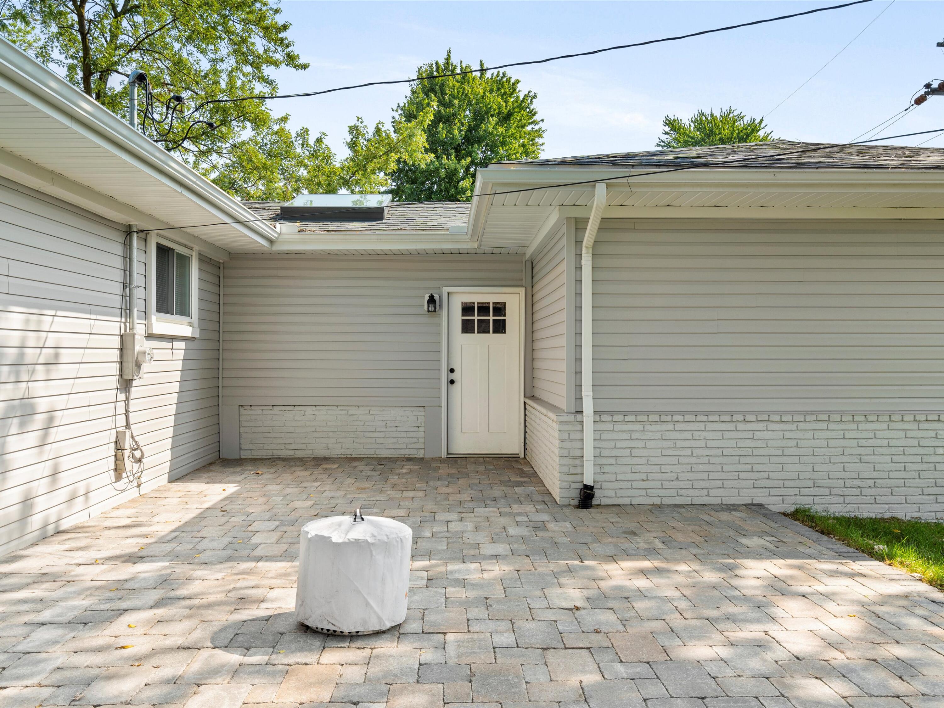 207 West Tienken Road Rochester Hills, MI 48306 - Photo 19 of 23 Private patio area