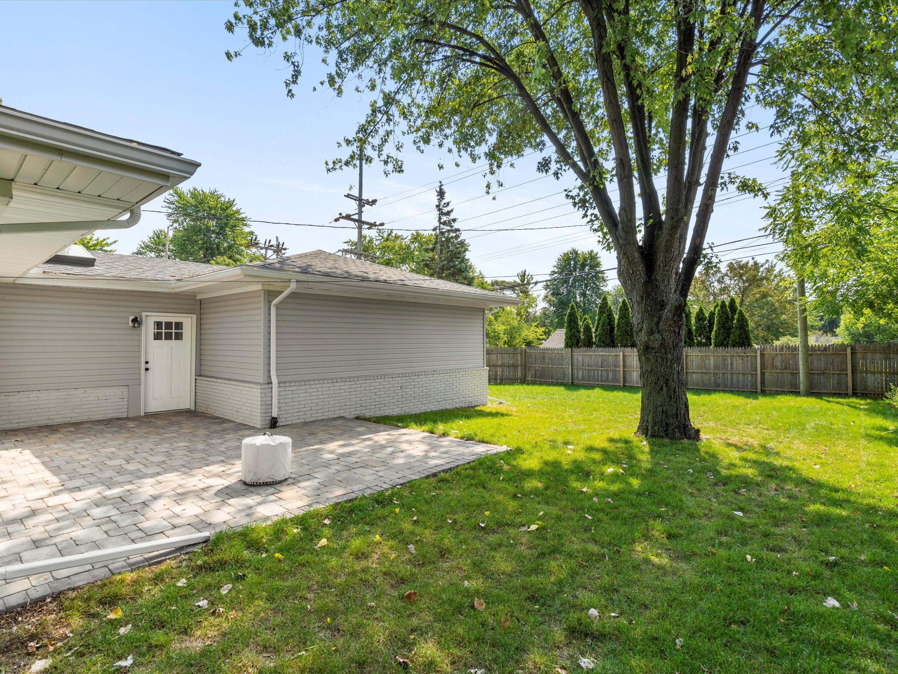 207 West Tienken Road Rochester Hills, MI 48306 - Photo 20 of 23 Fenced backyard