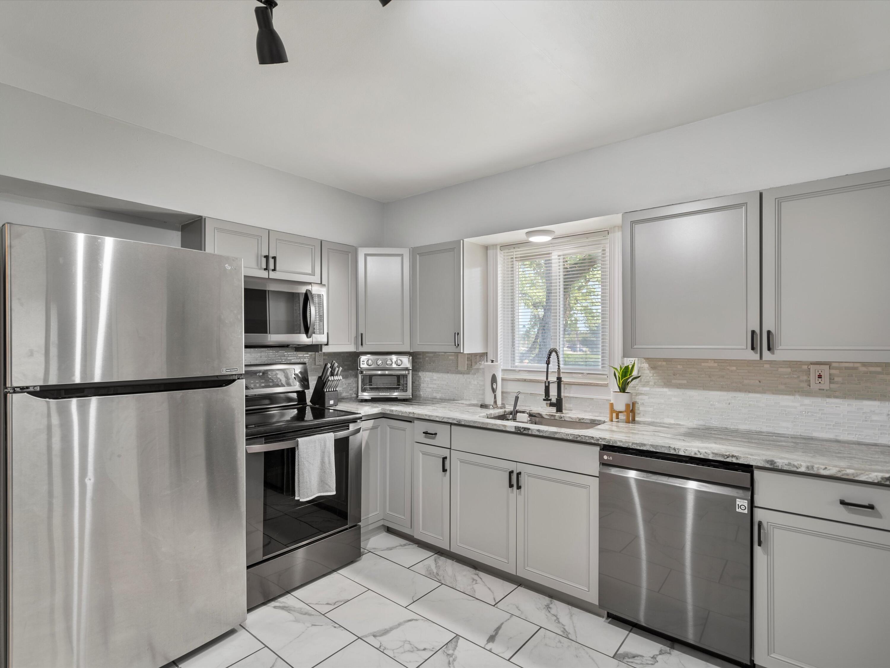 207 West Tienken Road Rochester Hills, MI 48306 - Photo 5 of 23 Kitchen