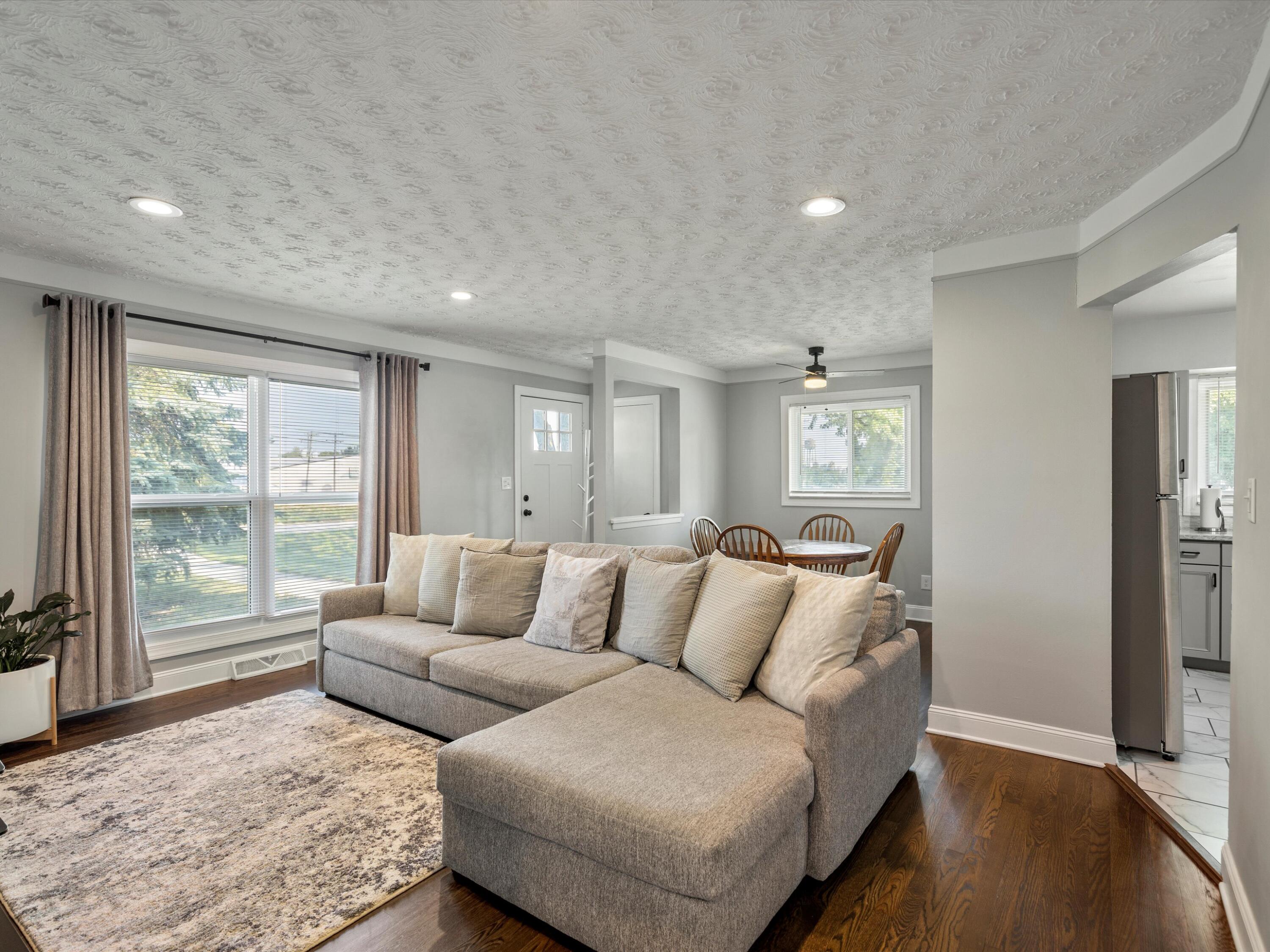 207 West Tienken Road Rochester Hills, MI 48306 - Photo 7 of 23 Living Room