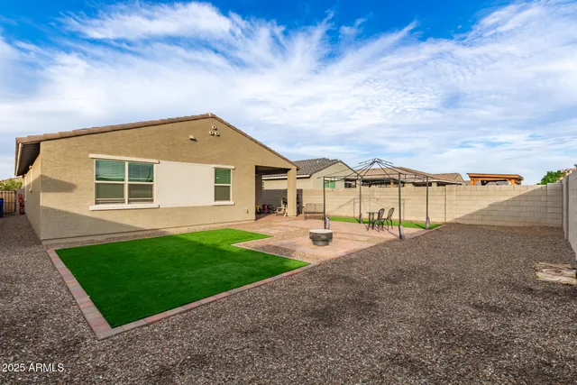 a view of a backyard
