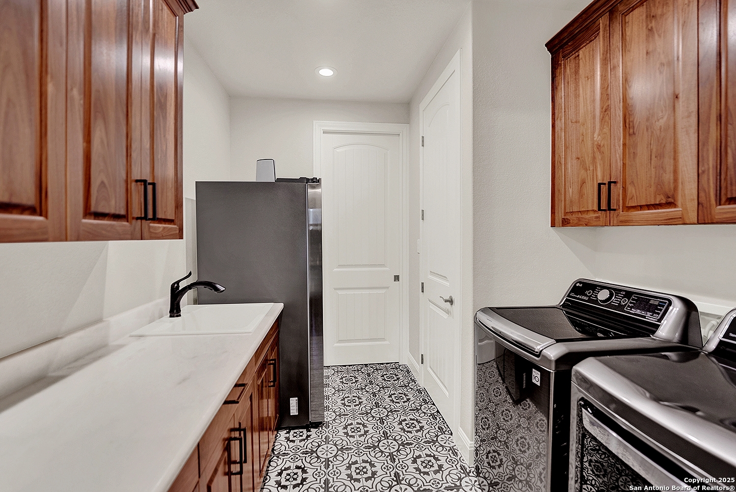 173 Hidden Pond Adkins, TX 78101 - Photo 29 of 40 a bathroom with a sink and a mirror