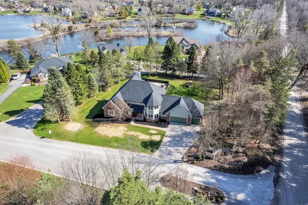 $575,000 | 2750 Bayview Drive, Pinckney, MI 48169
