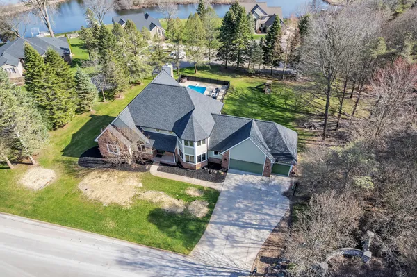 $575,000 | 2750 Bayview Drive, Pinckney, MI 48169
