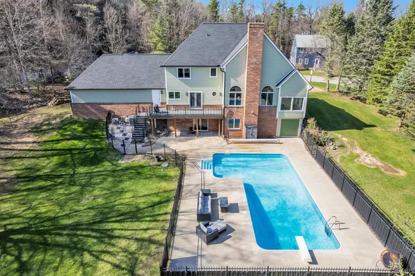 $575,000 | 2750 Bayview Drive, Pinckney, MI 48169