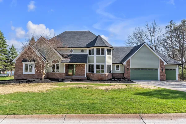 $575,000 | 2750 Bayview Drive, Pinckney, MI 48169