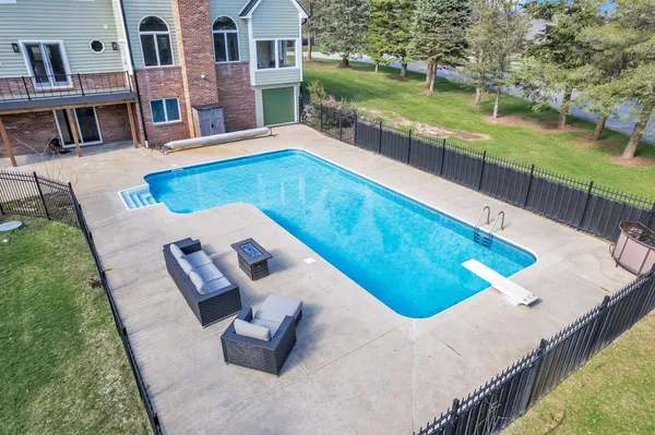 $575,000 | 2750 Bayview Drive, Pinckney, MI 48169