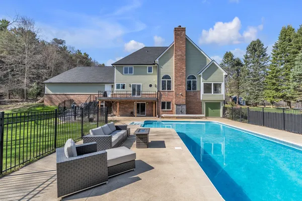 $575,000 | 2750 Bayview Drive, Pinckney, MI 48169