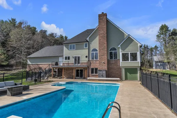 $575,000 | 2750 Bayview Drive, Pinckney, MI 48169