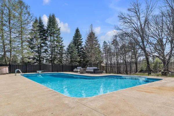 $575,000 | 2750 Bayview Drive, Pinckney, MI 48169