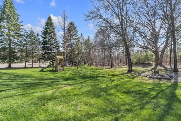 $575,000 | 2750 Bayview Drive, Pinckney, MI 48169