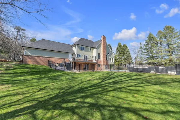 $575,000 | 2750 Bayview Drive, Pinckney, MI 48169