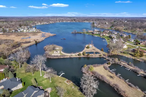 $575,000 | 2750 Bayview Drive, Pinckney, MI 48169