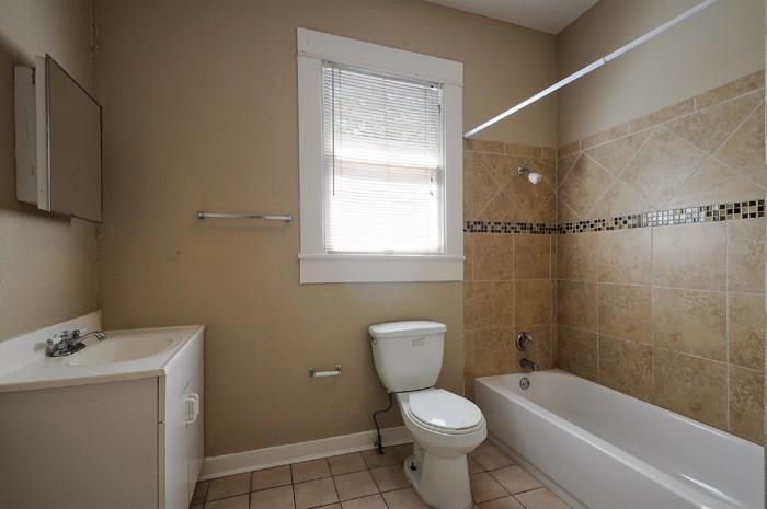 610 West 35th Street, Unit A Austin, TX 78705 - Photo 14 of 16 a bathroom with a toilet a sink and bathtub