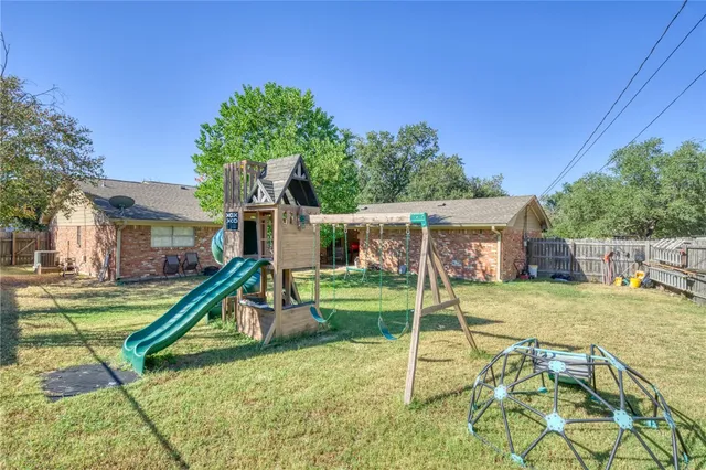 a view of a house with a backyard