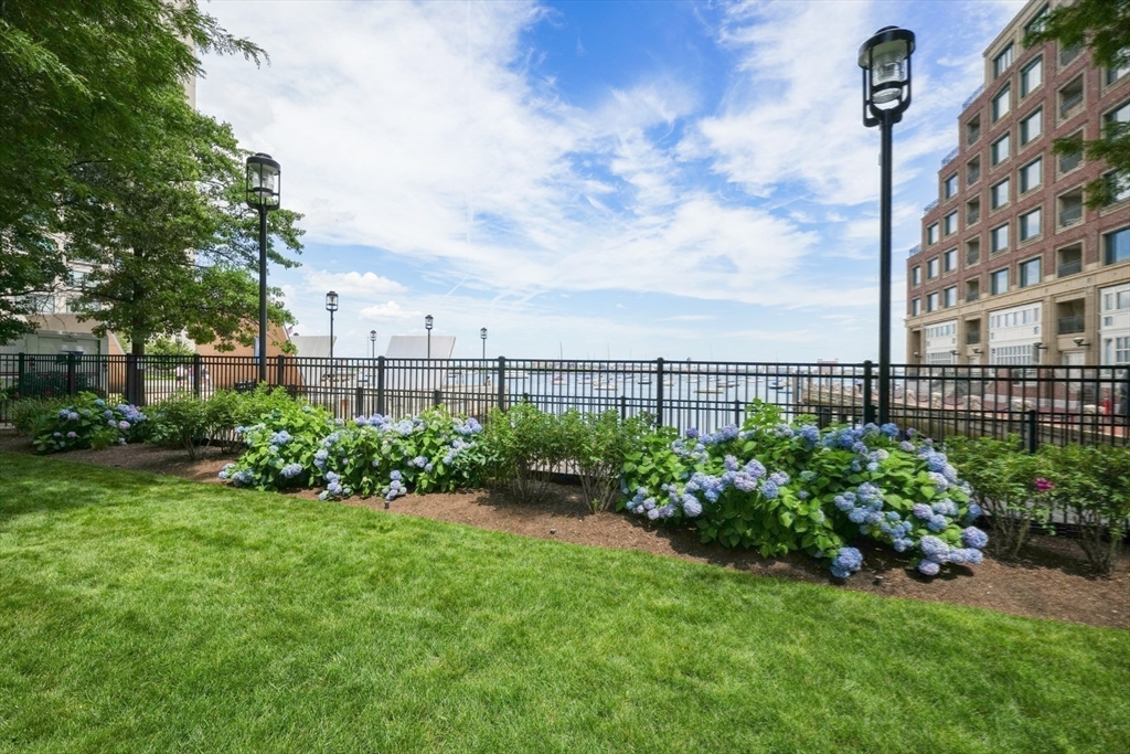 85 East India Row, Unit PHAB Boston, MA 02110 - Photo 38 of 42 a view of a garden with a building in the background