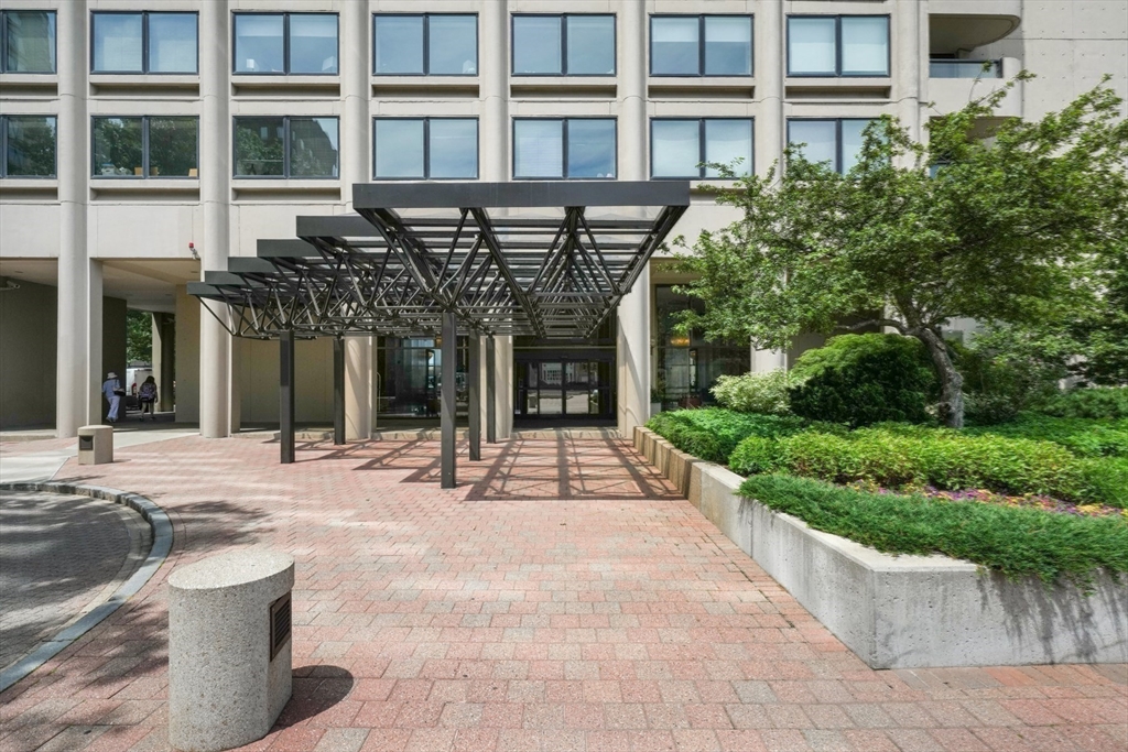 85 East India Row, Unit PHAB Boston, MA 02110 - Photo 40 of 42 a front view of a building with a garden