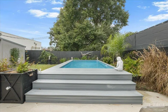 a view of a backyard