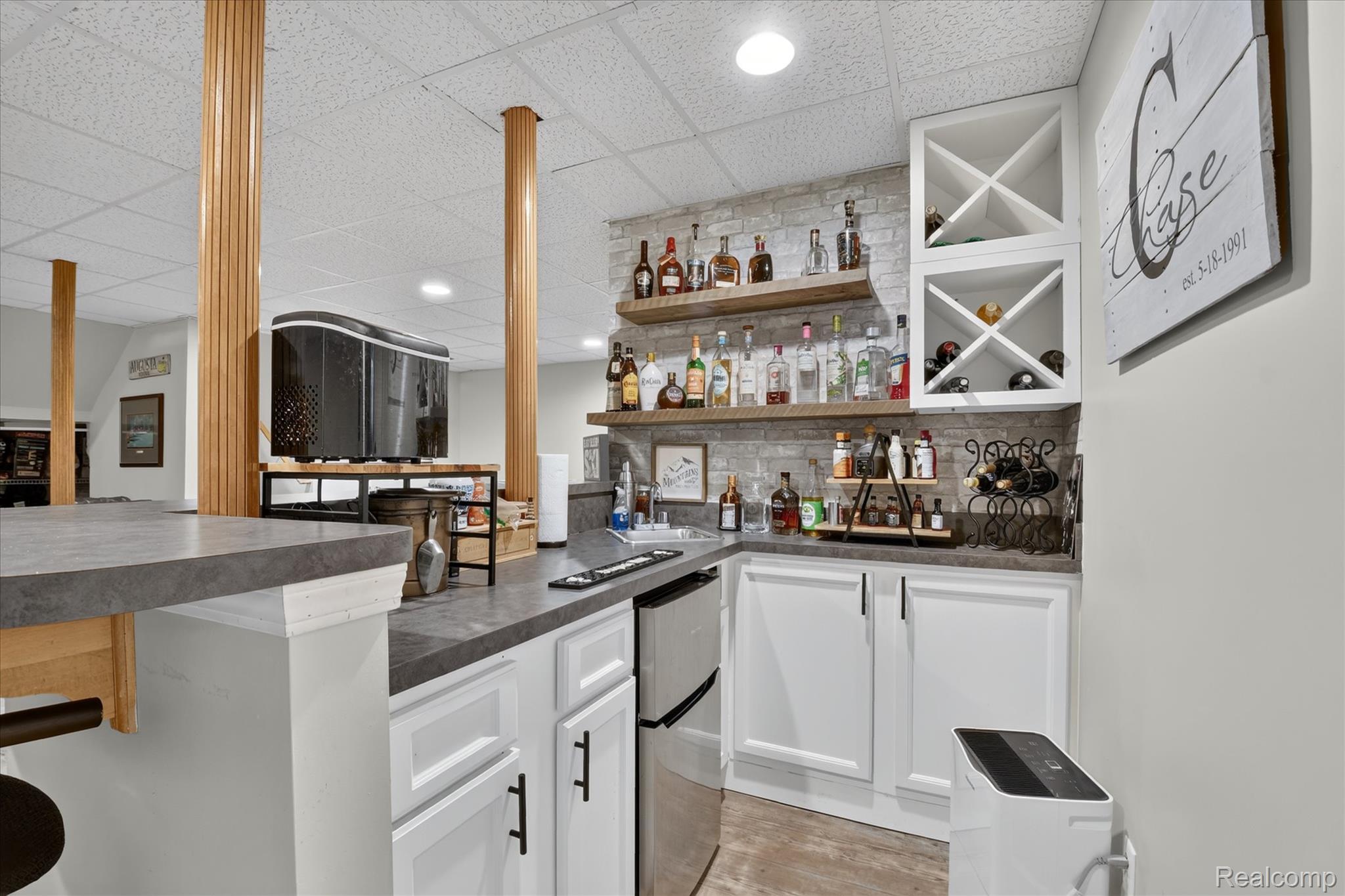 7040 McGuire Road Fenton, MI 48430 - Photo 30 of 43 43-7040-McGuire-Rd-Fenton-WindowStill.jpg